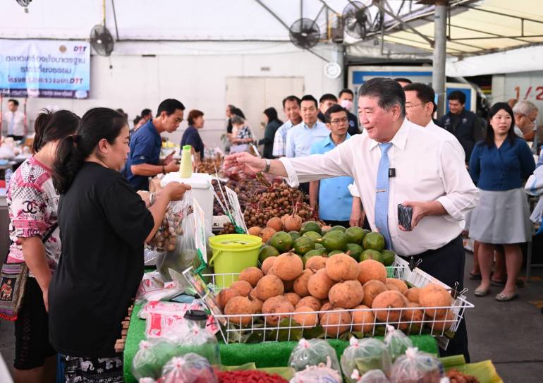 นายภูมิธรรม เวชยชัย รองนายกรัฐมนตรีและรมว.พาณิชย์ ซื้อสินค้ากับแม่ค้าในตลาดนัดกระทรวงพาณิชย์