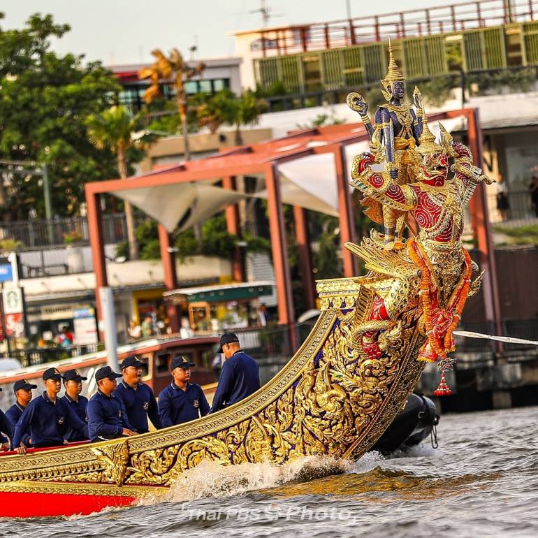 กองทัพเรือ อัญเชิญ เรือพระที่นั่งนารายณ์ทรงสุบรรณรัชกาลที่ 9 เคลื่อนไปกรมอู่ทหารเรือ