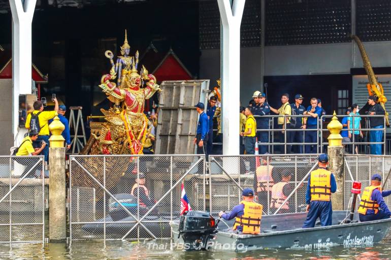 กองทัพเรือ อัญเชิญ เรือพระที่นั่งนารายณ์ทรงสุบรรณรัชกาลที่ 9 เคลื่อนไปกรมอู่ทหารเรือ