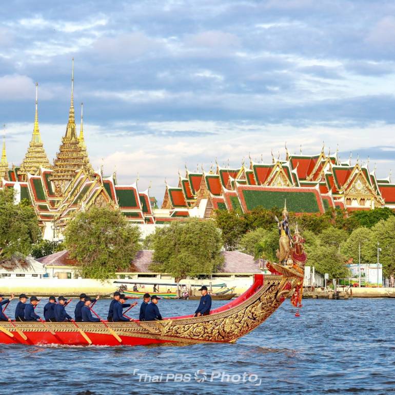 กองทัพเรือ อัญเชิญ เรือพระที่นั่งนารายณ์ทรงสุบรรณรัชกาลที่ 9 เคลื่อนไปกรมอู่ทหารเรือ
