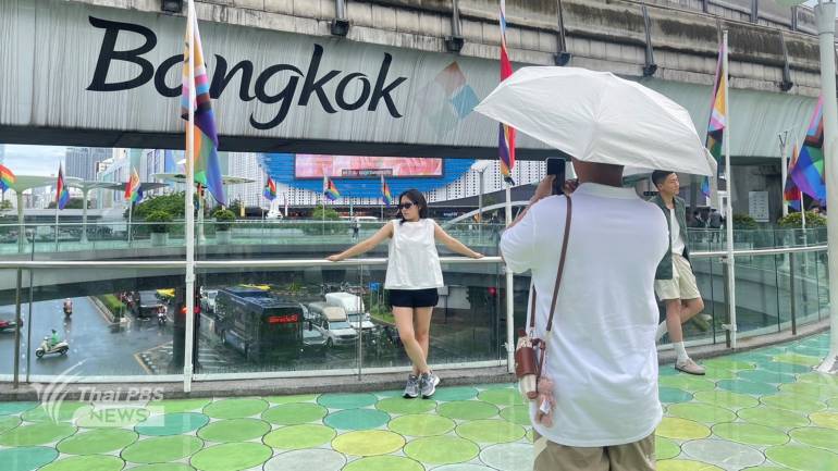 นักท่องเที่ยว แห่ถ่ายรูปกับป้าย BKK ที่แยกปทุมวัน