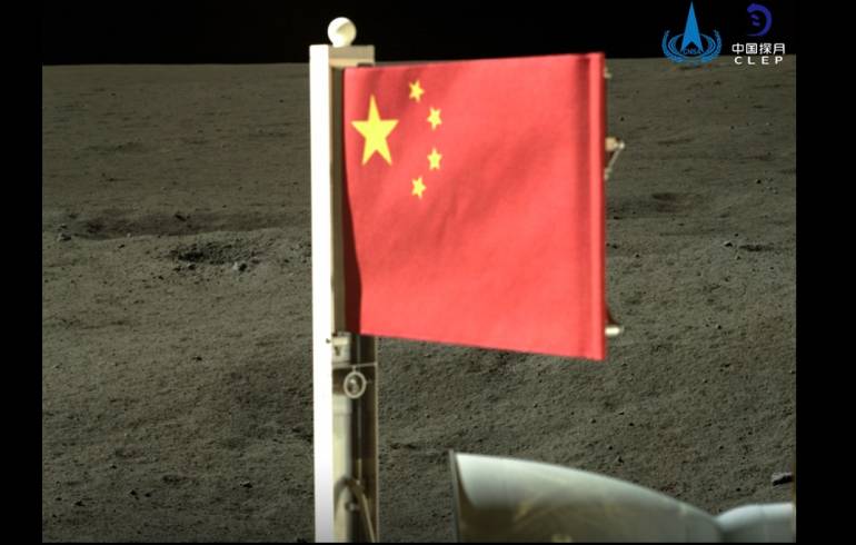 ธงชาติจีนบนผิวดวงจันทร์ด้านไกล น้ำหนักเพียง 11 กรัมอยู่ได้ยาวนานถึงหมื่นปี (ภาพ CNSA-เพจNARIT สถาบันวิจัยดาราศาสตร์แห่งชาติ)