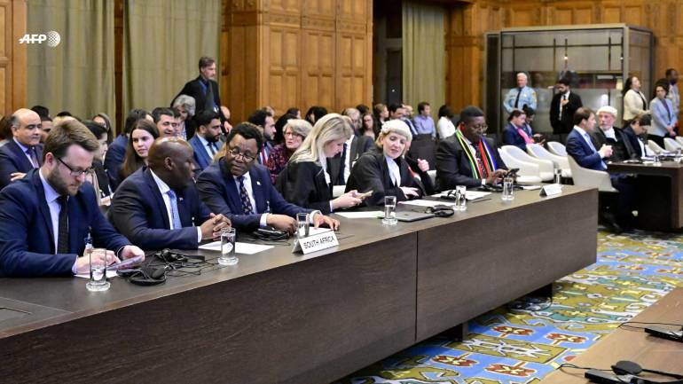 สมาชิกของทีมกฎหมายของแอฟริกาใต้ เข้าร่วมการพิจารณาคดีที่ศาลยุติธรรมระหว่างประเทศ