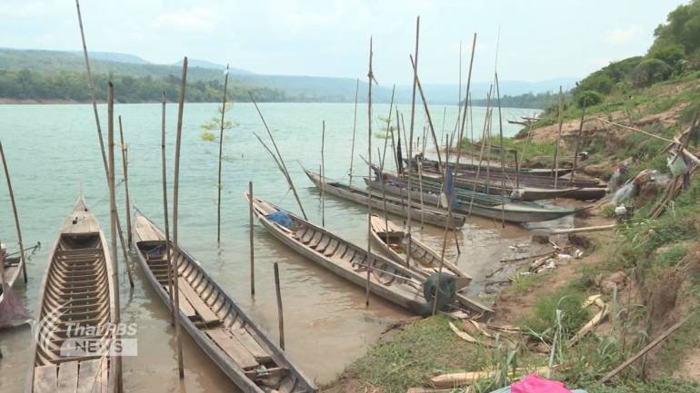 เรือหาปลาของชาวบ้านริมแม่น้ำมูล ซึ่งจะได้รับผลกระทบหากมีการสร้างเขื่อนพูงอย