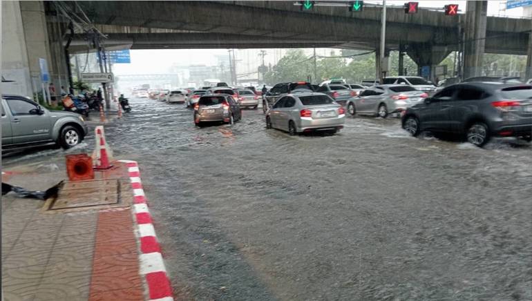 21 พ.ค. 2567 : 15.40 น. ใต้ทางด่วนงามวงศ์วานฝนตกหนัก  ภาพจาก FM91 Trafficpro
 