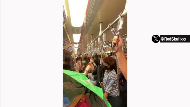 ภาพเหตุการณ์น้ำรั่วในรถไฟฟ้าใต้ดินสายสีน้ำเงิน MRT ผู้โดยสารต้องกางร่ม