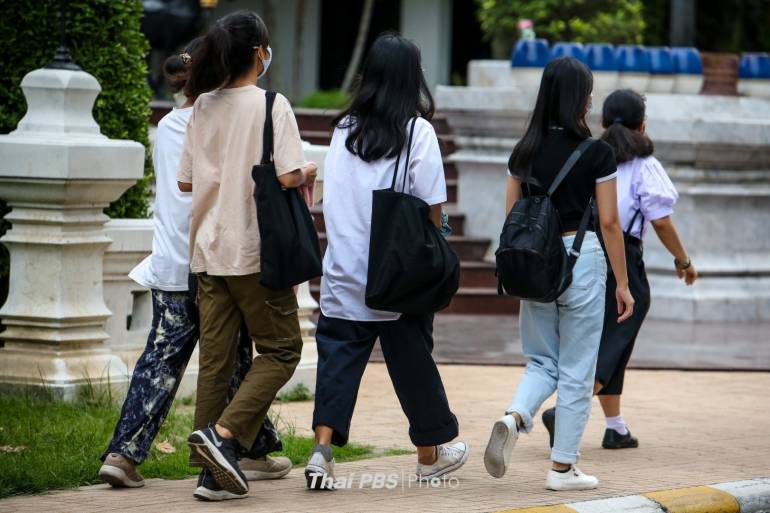 โรงเรียนหลายแห่งให้นักเรียนแต่งกายตามเพศสภาพ