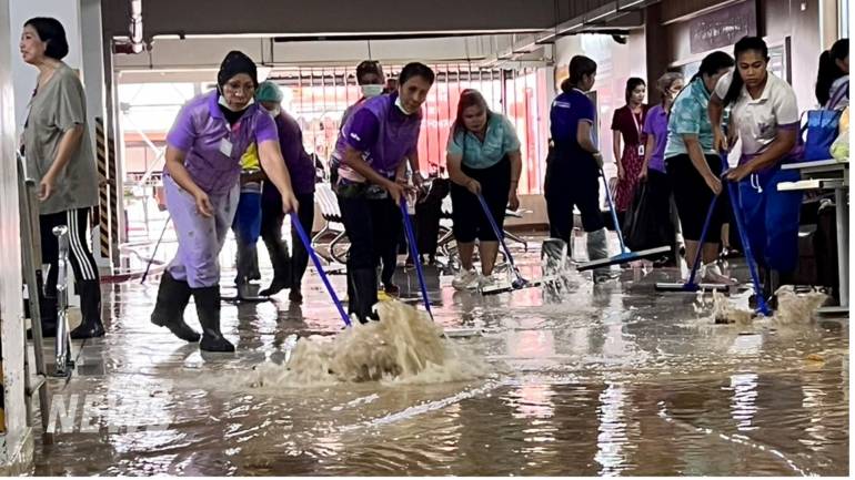 เจ้าหน้าที่และบุคลากร เร่งทำความสะอาดสะอาดโรงพยาบาลท่าศาลา หลังสถานการณ์น้ำท่วมเริ่มคลี่คลาย 