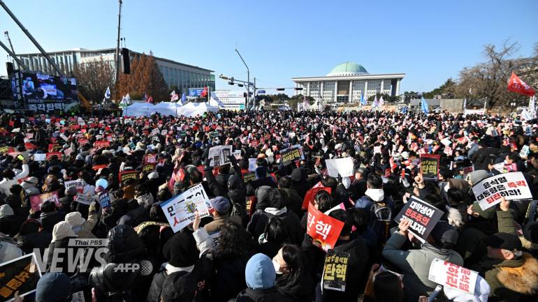 บรรยากาศการชุมนุมบริเวณใกล้อาคารรัฐสภา ในกรุงโซล ของเกาหลีใต้ เพื่อขับไล่ประธานาธิบดี ยุน ซอก ยอล ออกจากตำแหน่งเมื่อคืนที่ผ่านมา (13 ธ.ค.67) เป็นไปด้วยความครึกครื้น