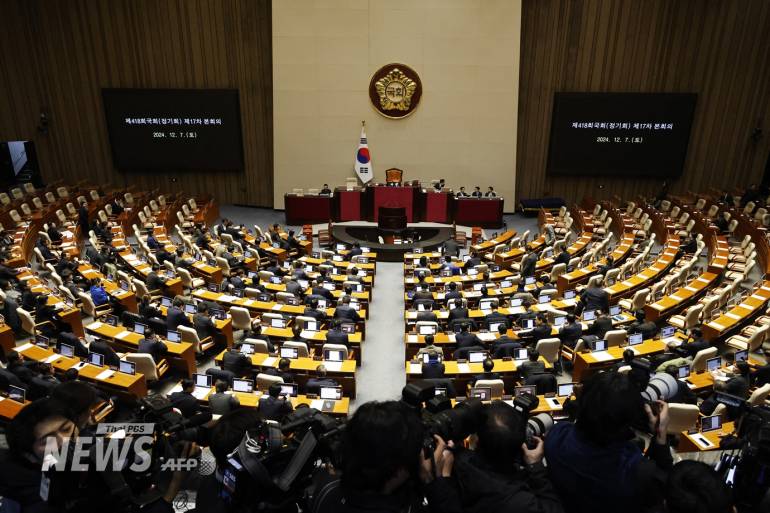 สภาฯ เกาหลีใต้ประชุมลงมติถอดถอนประธานาธิบดียุน ซอก-ยอล