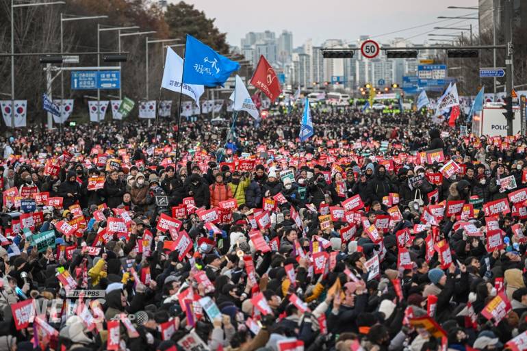 ชาวเกาหลีใต้รวมตัวหน้ารัฐสภาในกรุงโซล ประท้วงเรียกร้องให้ปลดประธานาธิบดียุน ซอก-ยอล ออกจากตำแหน่ง