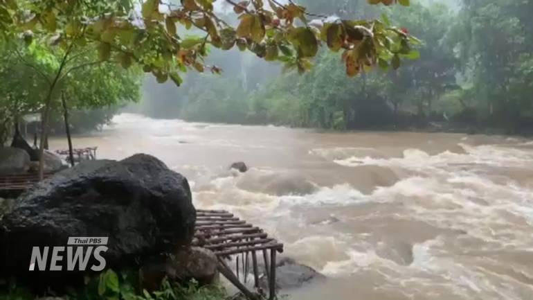 น้ำป่าจากเทือกเขาหลวง หลากลงธารน้ำตกพรหมโลก อ.พรหมคีรี จ.นครศรีธรรมราช ทำให้น้ำมีสีแดงขุ่น ไหลเชี่ยวแรง