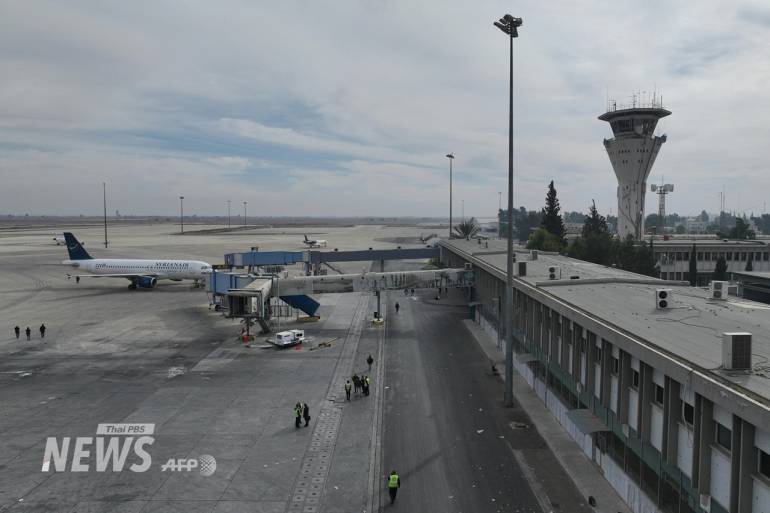 ภาพเครื่องบินโดยสารของสายการบิน Syrian Air ด้านหน้าหอควบคุมของสนามบินดามัสกัส เมื่อวันที่ 11 ธ.ค.2024 ซึ่งมีรายงานว่าสนามบินเตรียมกลับมาเปิดให้บริการ