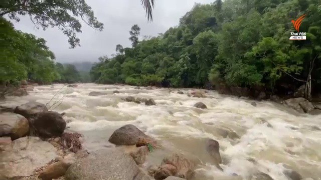 น้ำป่าจากเทือกเขาหลวง หลากลงมาอย่างรวดเร็วและต่อเนื่อง ตามลำคลองฝั่งตะวันออกในหลายอำเภอของนครศรีธรรมราช เข้าท่วมจุดลุ่มต่ำ