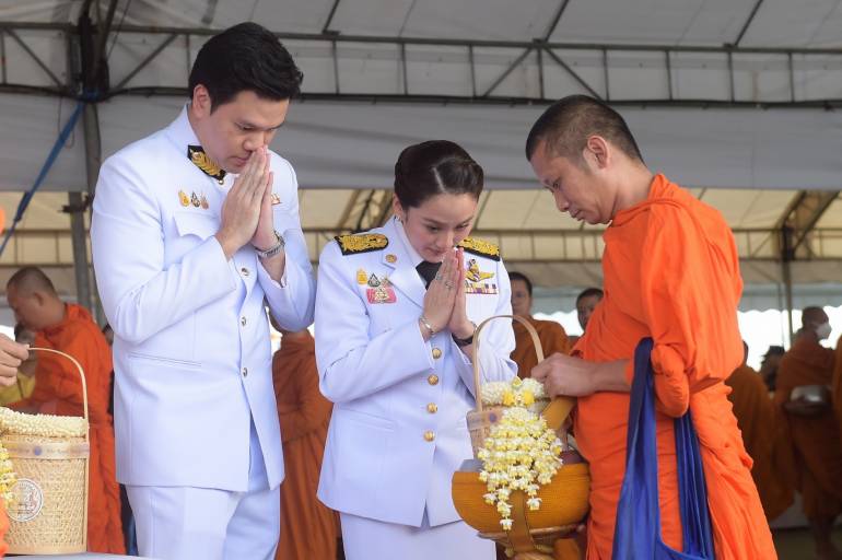 นายกรัฐมนตรีและคู่สมรส เป็นประธานในพิธีพระสงฆ์เจริญพระพุทธมนต์และทำบุญตักบาตรเนื่องในวันคล้ายวันพระบรมพระราชสมภพพระบาทสมเด็จพระบรมชนกาธิเบศร มหาภูมิพลอดุลยเดชมหาราช บรมนาถบพิตร วันชาติ และวันพ่อแห่งชาติ 5 ธันวาคม 2567 ณ ท้องสนามหลวง วันที่ 5 ธันวาคม 2567