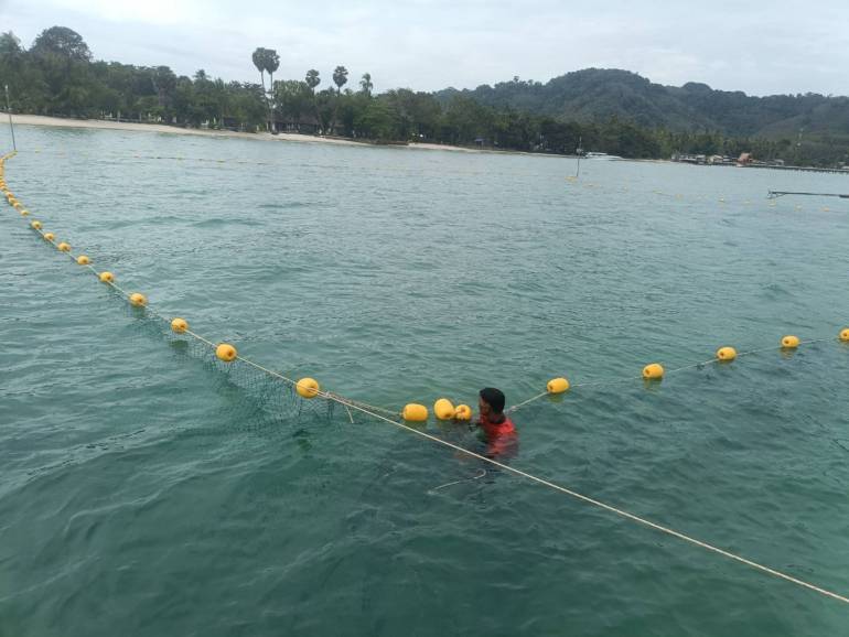 อุทยานแห่งชาติหาดเจ้าไหม จ.ตรัง เริ่มสร้างคอกทดลองปลูกหญ้าทะเลแล้ว วางแนวทุ่นแสดงธงแสดงพื้นที่พะยูน และหญ้าทะเล ทางฝั่งตะวันออกของเกาะมุกด์ จ.ตรัง
