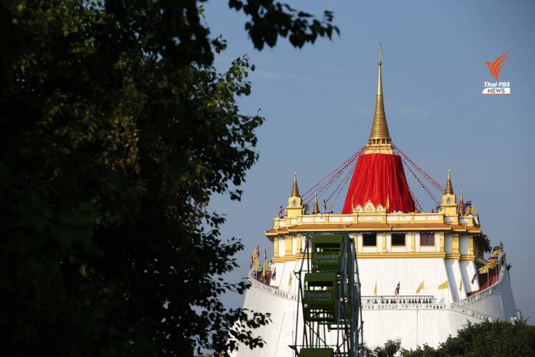 พุทธศาสนิกชนเดินทางมาร่วมพิธีอัญเชิญผ้าแดงห่มองค์พระบรมบรรพต (ภูเขาทอง) ณ วัดสระเกศราชวรมหาวิหาร กรุงเทพฯ เนื่องในงานนมัสการพระบรมสารีริกธาตุ ประจำปี 2562 เมื่อวันที่ 4 พ.ย. 62