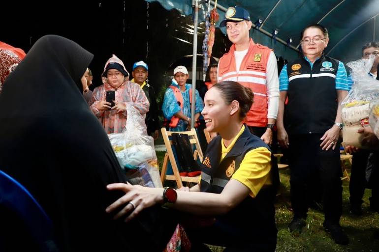 น.ส.ซาบีดา ไทยเศรษฐ์ รมช.​มหาดไทย ลงพื้นที่ติดตามสถานการณ์และให้ความช่วยเหลือพี่น้องประชาชนในพื้นที่ จ.นราธิวาส จ.ยะลา