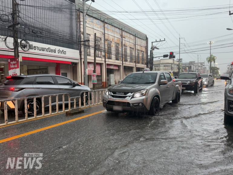 ฝนที่ตกหนัก ตั้งแต่ช่วงเมื่อคืนที่ผ่านมา ทำให้เขตศรษฐกิจในตัวเมืองปัตตานี น้ำท่วมสูงเกือบทุกเส้นทาง