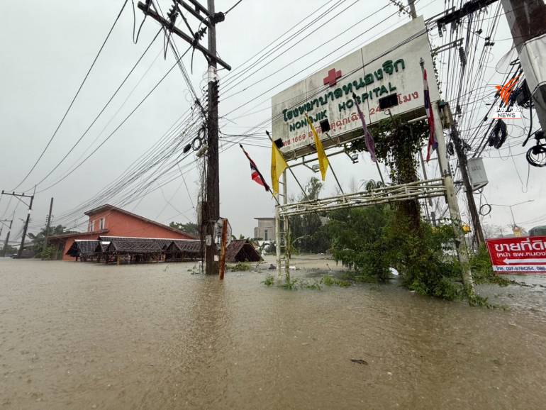 เส้นทางเข้าสู่โรงพยาบาลหนองจิก มีน้ำท่วมสูงกว่าเมตรครึ่ง  ทำให้ทางโรงพยาบาลต้องย้ายผู้ป่วยออกไปรักษาต่อที่โรงพยาบาลปัตตานี 