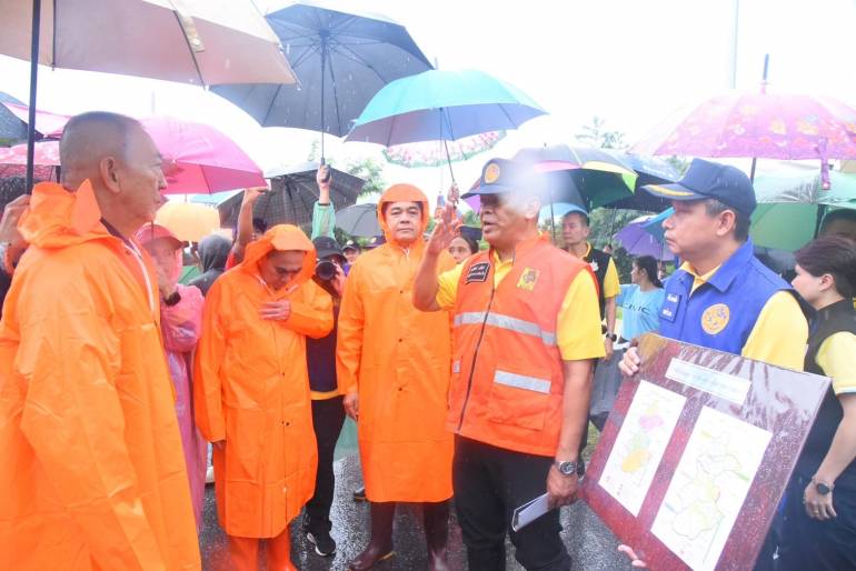 นายเฉลิมชัย ศรีอ่อน รมว.ทส.ลงพื้นที่ติดตามสถานการณ์น้ำท่วมสงขลา