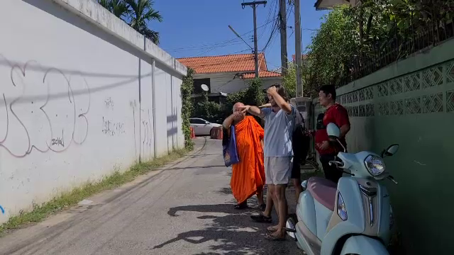 เร่งแกะรอยวงจรปิด หาคนลอบพ่นสีและขีดเขียนกำแพงวัดล่ามช้าง จ.เชียงใหม่ 