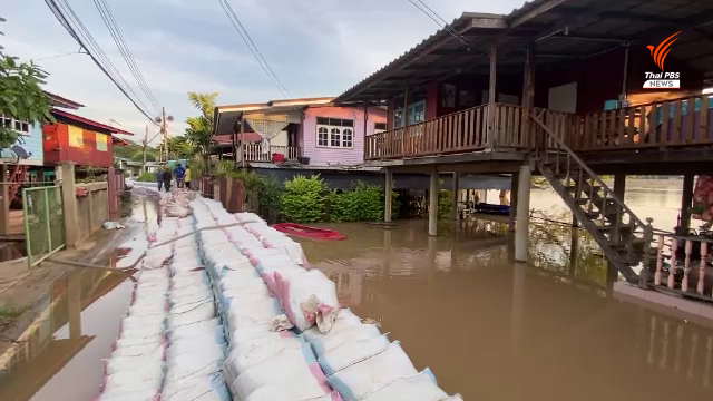 ชาวบ้านทำคันกั้นน้ำป้องกันน้ำท่วม 