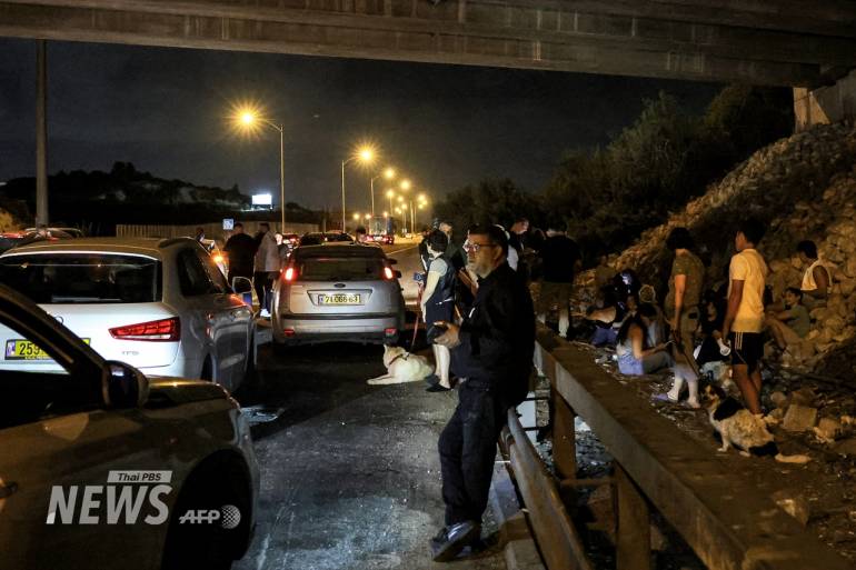 ประชาชนหลบภัยใต้สะพานริมทางหลวงระหว่างเมือง Kafr Qara และ Baqa al-Gharbiya ทางตอนเหนือของอิสราเอล