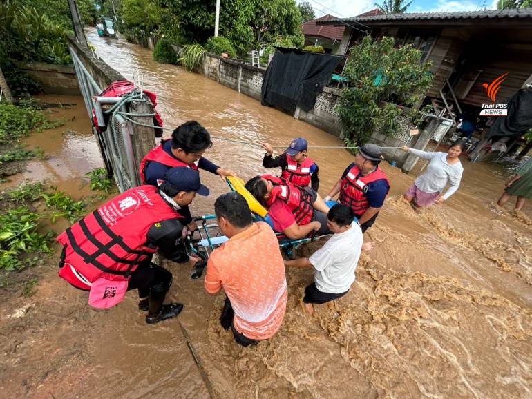 เจ้าหน้าที่มูลนิธิสว่างเวียงป่าเป้าธรรมสถาน และเทศบาลตำบลป่างิ้ว เร่งช่วยเหลือชาวบ้านที่ได้รับบาดเจ็บ เศษแก้วบาดที่เท้าเป็นแผลลึก 