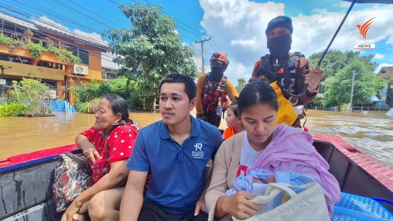  ทีมเรือพระอาจารย์น้ำ ฌานรโต จาก จ.อุบลราชธานี ตั้งจุดประสานงานชั่วคราวที่แยกหนองหอย เข้าช่วยเหลือประชาชนที่ติดค้างอยู่ในบ้านพักย่าน ต.หนองหอย และถนนสายเชียงใหม่-ลำพูน  