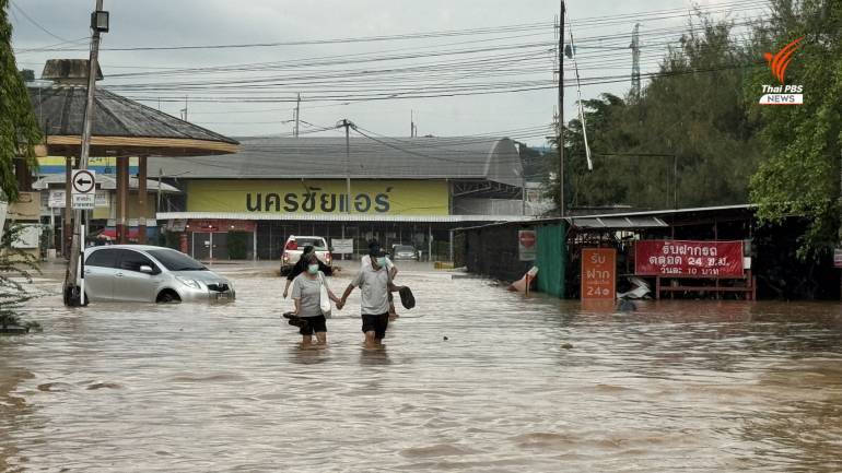 สถานีขนส่งอาเขต จ.เชียงใหม่ นักท่องเที่ยวต้องลุยน้ำอย่างทุลักทุเล 