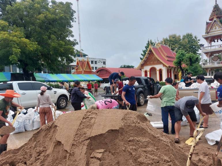 ประชาชนมากรอกทรายฟรี ป้องกันน้ำท่วมที่วัดยอดแก้ว (  PR-nongkhai สำนักงานประชาสัมพันธ์จังหวัดหนองคาย)