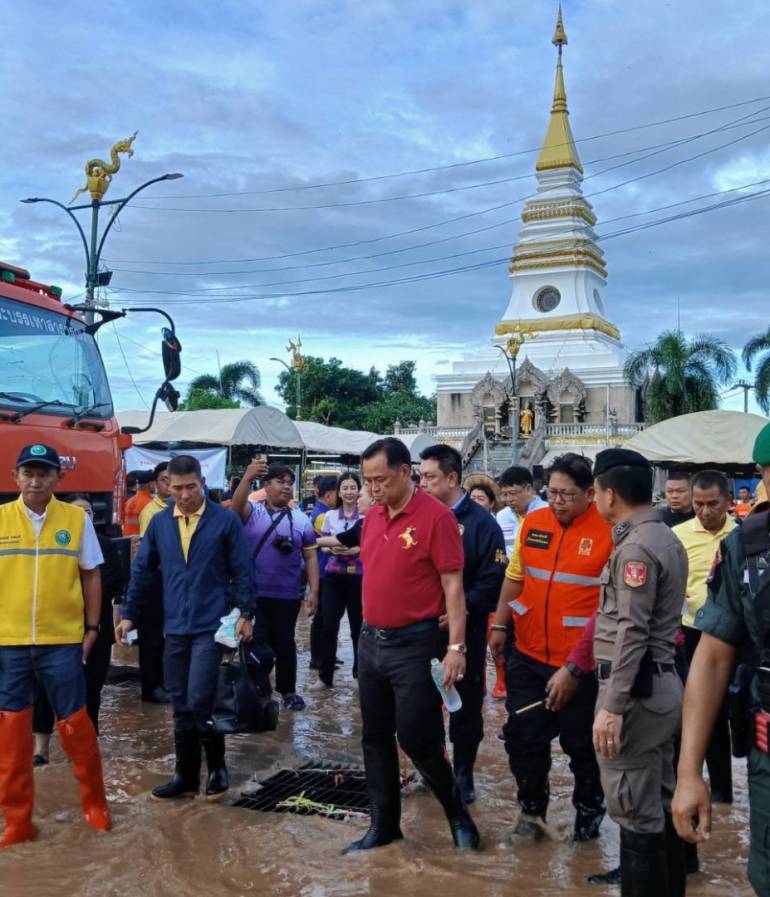 อนุทิน ลงพื้นที่ติดตามสถานการณ์น้ำท่วมบริเวณที่วัดพระธาตุหล้าหนอง 