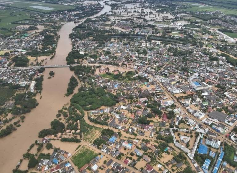 สมาคมตอบโต้ภัยพิบัติ ประเทศไทย โพสต์ภาพน้ำท่วมมุมสูง ระบุว่า ด่วนน้ำลามหนัก ท่วมเมืองเชียงรายแล้ว 