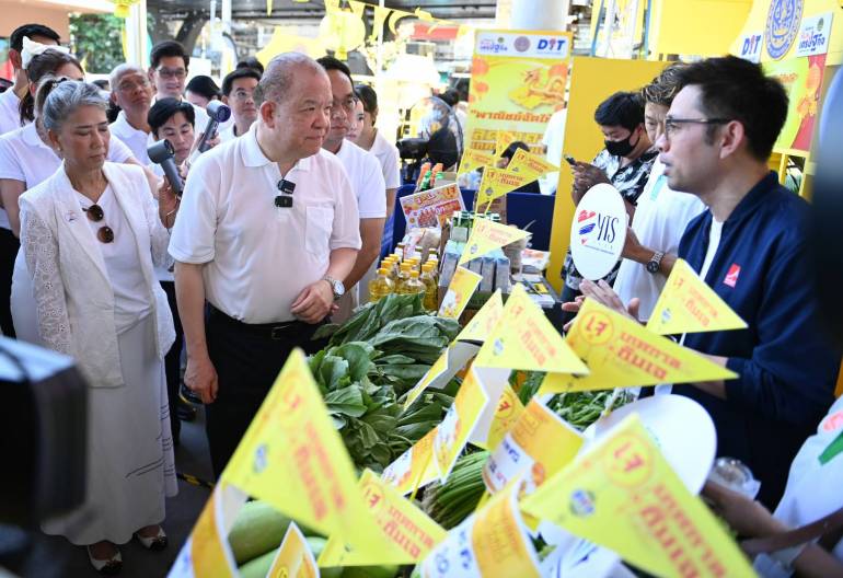 นายพิชัย นริพทะพันธุ์  รัฐมนตรีว่าการกระทรวงพาณิชย์  