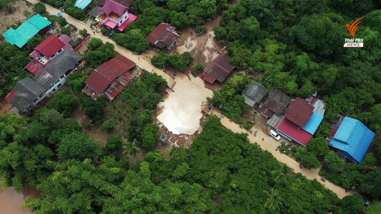 ภาพมุมสูงเปรียบเทียบสถานการณ์น้ำท่วม บ้านท่าเกษม หมู่ 6 หลังน้ำยมทะลักท่วมจนพนังกั้นน้ำแตกพัดบ้านประชาชน เสียหายไป 2 หลัง 