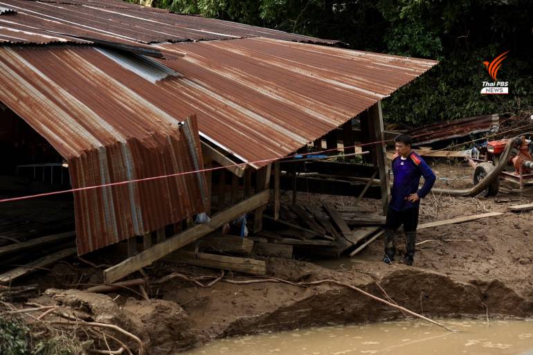 ชาวบ้านท่าเกษม อ.สวรรคโลก จ.สุโขทัย เข้าสำรวจบ้านหลังโดนน้ำยมซัดพังเสียหาย  