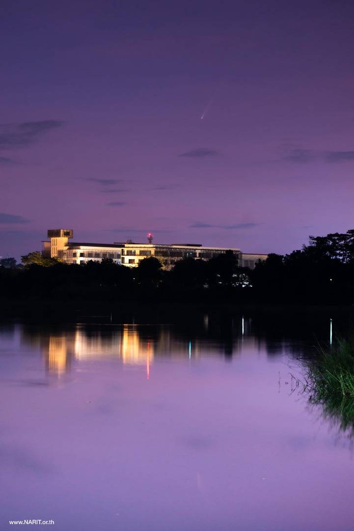 ดาวหางดาวหางจื่อจินซาน-แอตลัส สะท้อนน้ำ ( ภาพทีมหอดูดาวเฉลิมพระเกียรติ 7 รอบพระชนมพรรษา นครราชสีมา)