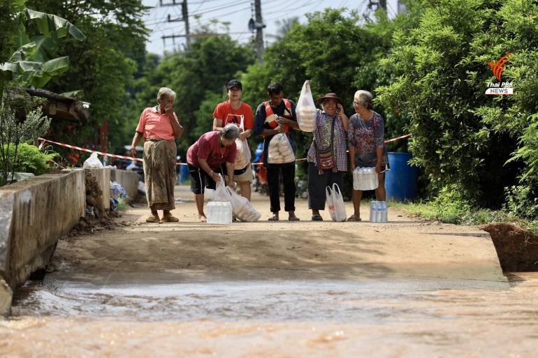 ชาวบ้านมารอรับอาหารจากสมาคมหลังกระแสน้ำตัดถนนขาด ชาวบ้าน 70 ชีวิตติดเกาะ