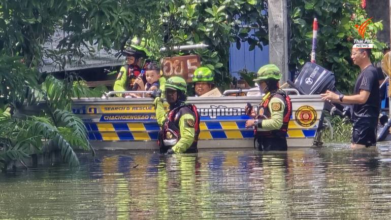 กู้ภัยนำเรือขนส่งชาวบ้านในพื้นที่ประสบภัย 