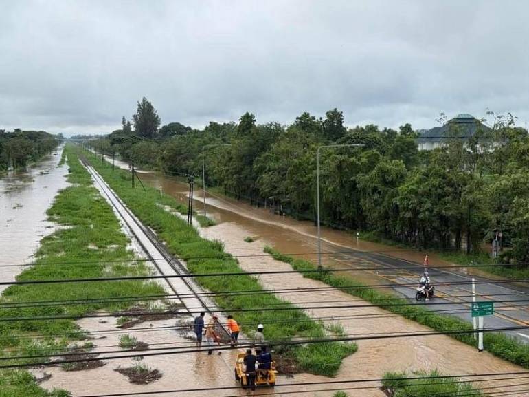 ทางรถไฟสายเหนือยังมีน้ำท่วมขัง ไม่สามารถใช้ทางได้