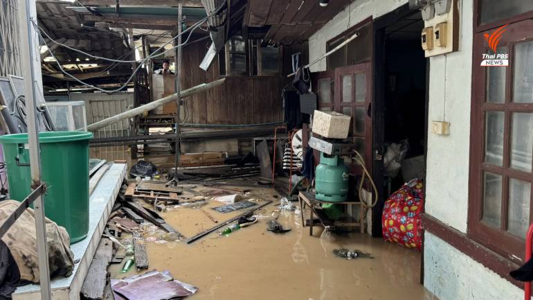 สภาพน้ำท่วมหลังชุมชนป่าห้า ฝั่งวัดประทานพร อ.เมืองเชียงใหม่ ถูกน้ำป่าหลากจากดอยสุเทพท่วมสูง 30 ซม.ไม่ทันตั้งตัว