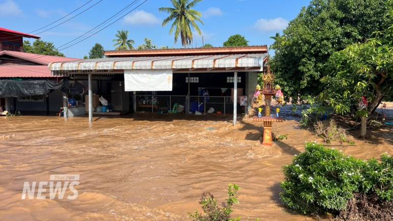 อพยพชาวบ้านหนีน้ำหลังพนังกั้นนำยมแตก บริเวณต.ท่าทอง อ.สวรรคโลก จ.สุโขทัย