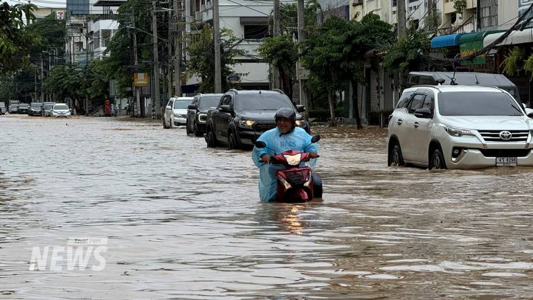 สถานการณ์น้ำท่วม บริเวณถนนช้างคลาน บ.ป่าพร้าวนอก ต.ป่าแดด  น้ำจากแม่น้ำปิง เอ่อล้นเข้าท่วมพื้นที่ รถเล็กไม่สามารถสัญจรได้