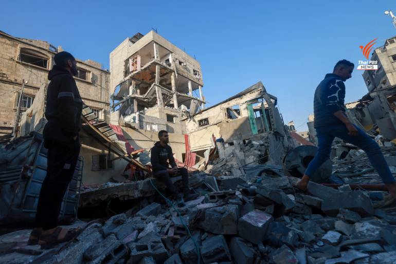 ชาวปาเลสไตน์ ตรวจสอบอาคารที่ได้รับความเสียหายระหว่างการโจมตีของอิสราเอลในเมืองราฟาห์ ทางตอนใต้ของฉนวนกาซา