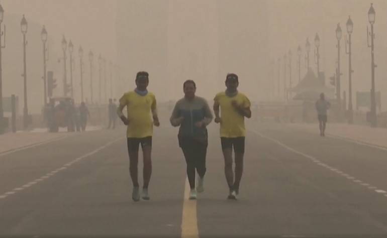 คู่แฝดพร้อมเพื่อน วิ่งท่ามกลางหมอกควันพิษในกรุงนิวเดลี