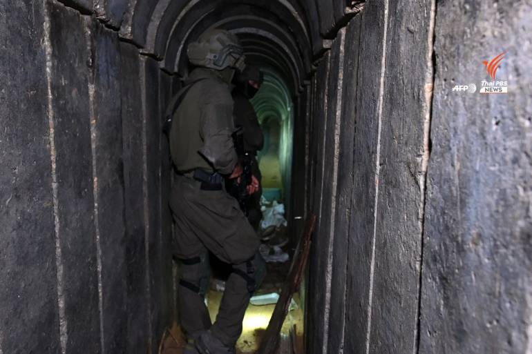ทหารเดินผ่านสิ่งที่กองทัพอิสราเอลระบุว่าเป็นอุโมงค์ใต้ดินที่กลุ่มฮามาสขุดไว้ภายในโรงพยาบาลอัล-ชีฟา