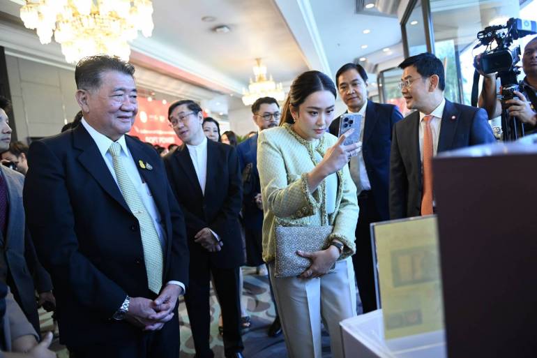 นายภูมิธรรม เวชยชัย รองนายกรัฐมนตรีและรัฐมนตรีว่าการกระทรวงพาณิชย์ เป็นประธานเปิดงานสัมมนา “ติดปีกทางการค้าให้ผู้ประกอบการไทยด้วย Soft Power X ทรัพย์สินทางปัญญา” พร้อมด้วย นางสาวแพทองธาร ชินวัตร ประธานคณะกรรมการพัฒนาซอฟต์พาวเวอร์แห่งชาติ
