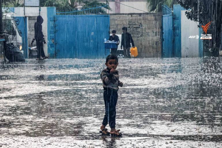 เด็กยืนตากฝนในค่ายผู้ลี้ภัย