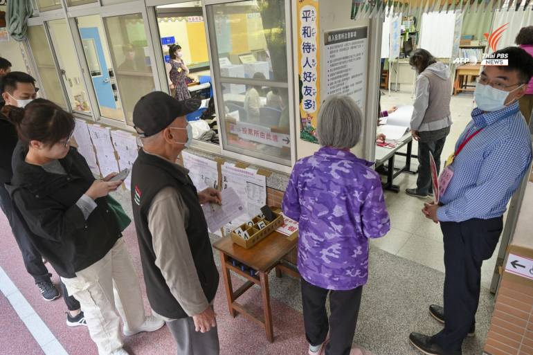 ชาวไต้หวันเข้าแถวรอลงคะแนนเสียงเลือกตั้งประธานาธิบดี ที่หน่วยเลือกตั้งในกรุงไทเป